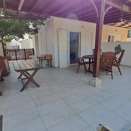 Relaxing Seaside Manors لارنكا
